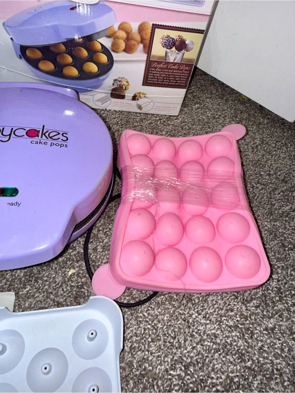 Baby Cakes Cake Pops maker & silicone molds